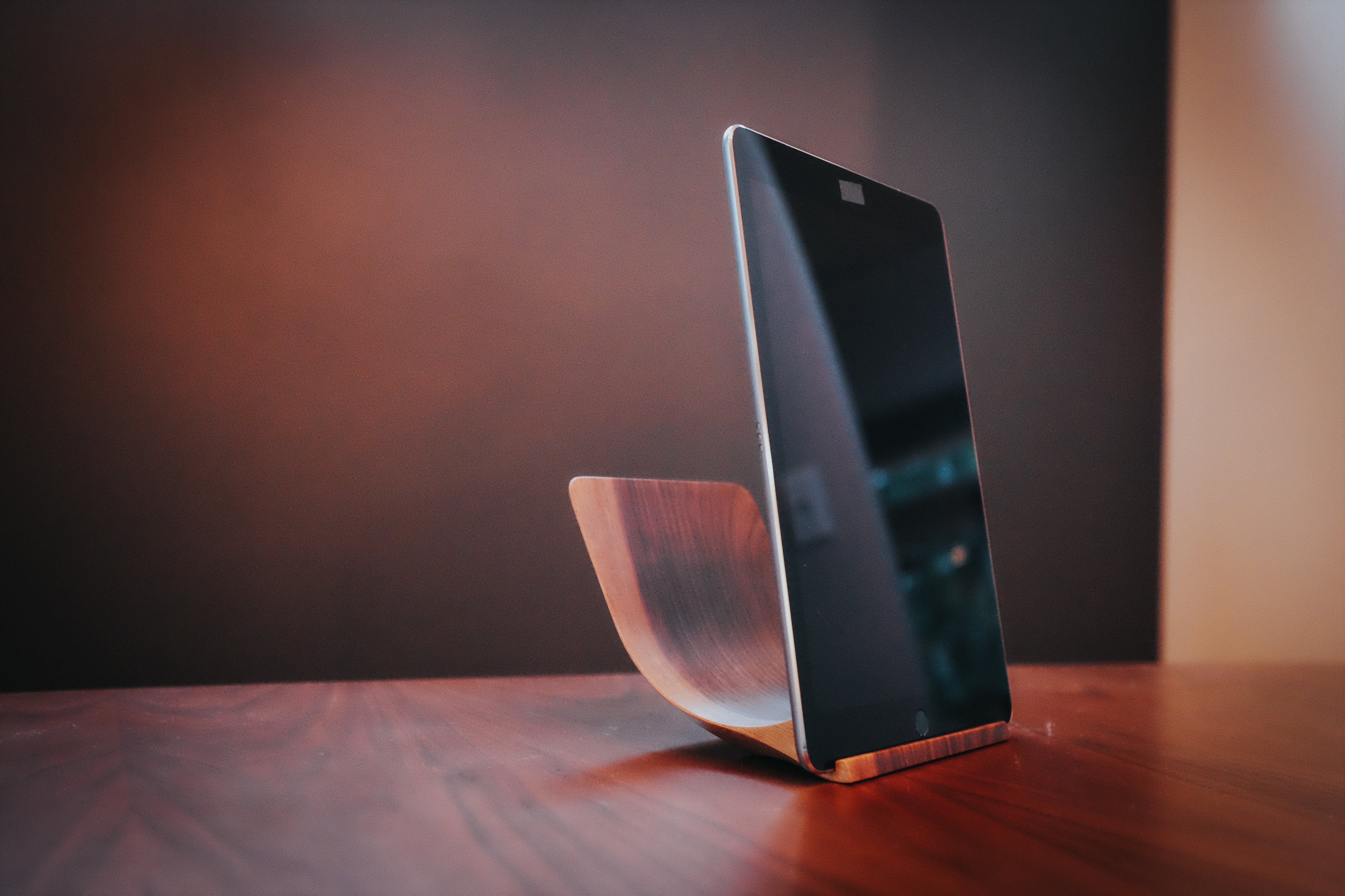 iPhone Stand Wood – YOHANN