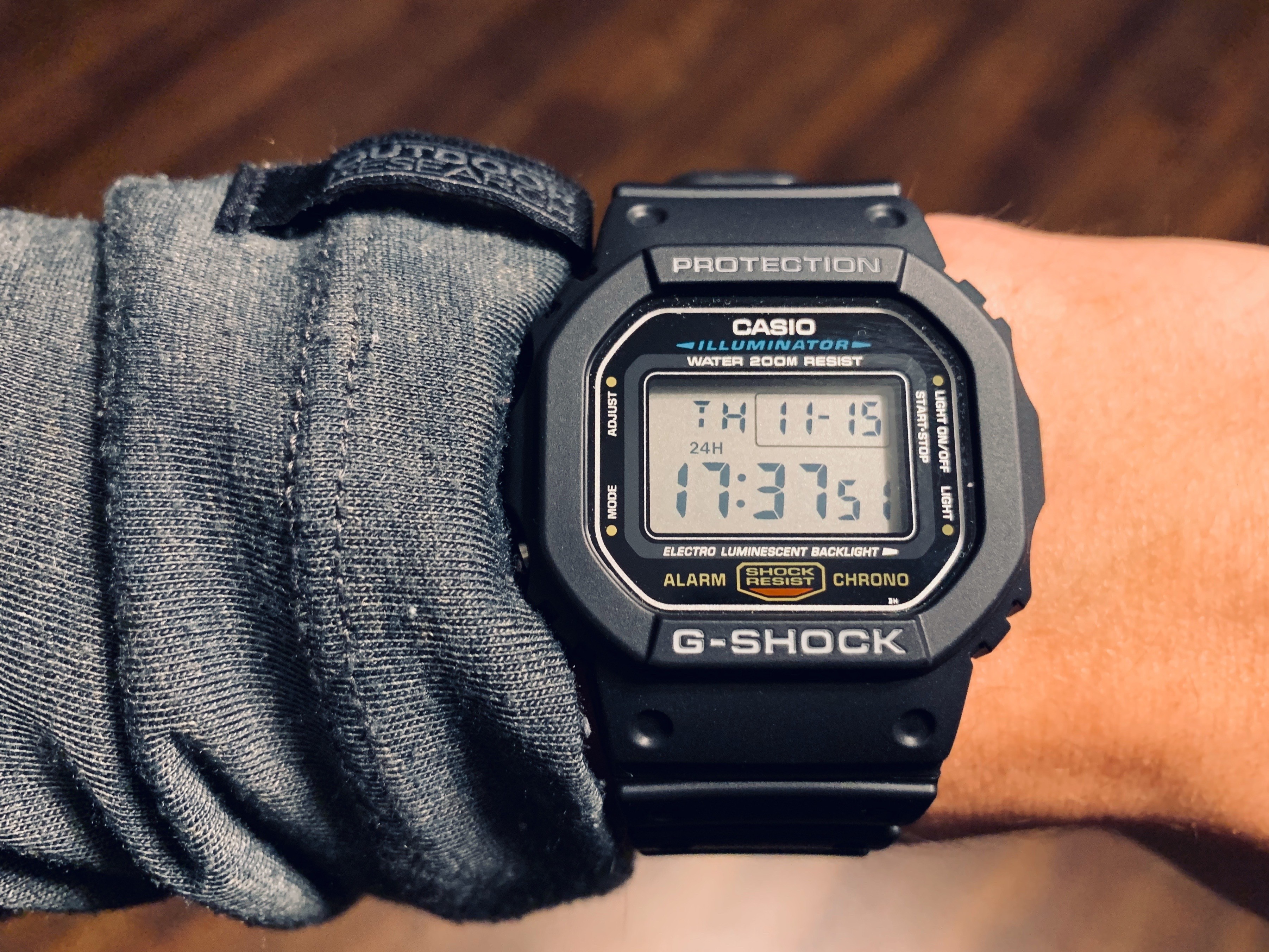 Casio G-Shock DW5600RW-1 – Orologio Digitale Con Finitura Arcobaleno Effetto Mattone, Resistente Agli Urti